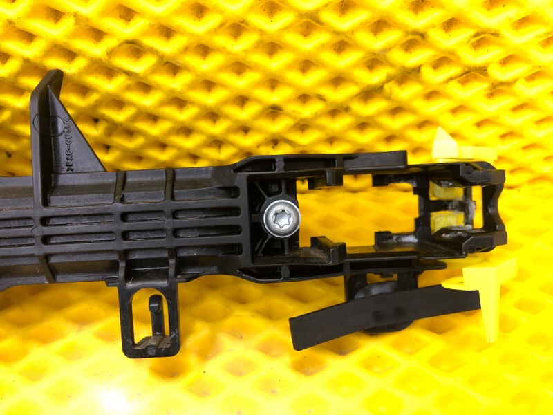 Кронштейн ручки двери передней левой Subaru Levorg