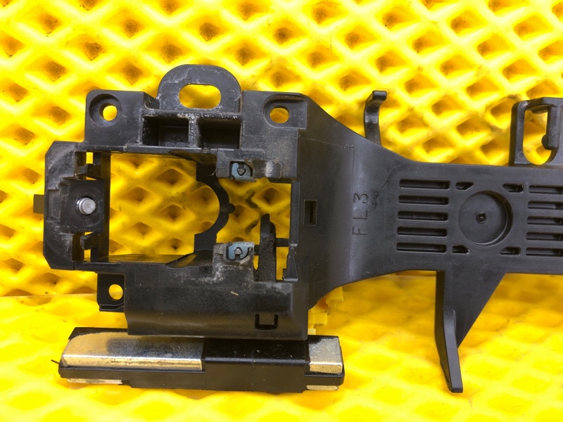 Кронштейн ручки двери передней левой Subaru Levorg