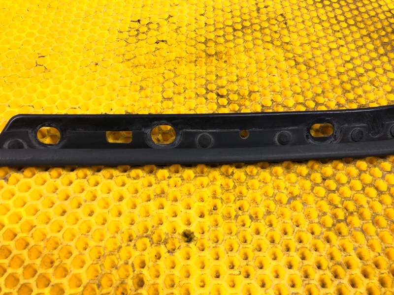 Уплотнитель капота Subaru Levorg