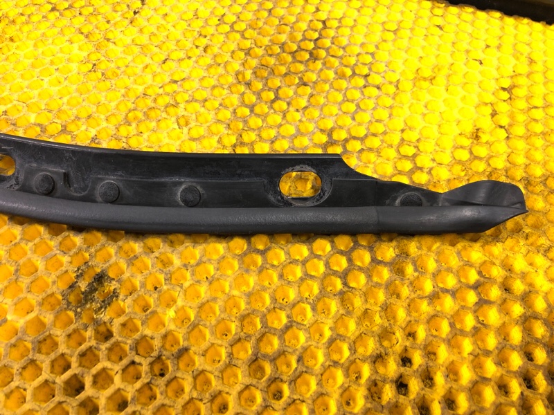 Уплотнитель капота Subaru Levorg