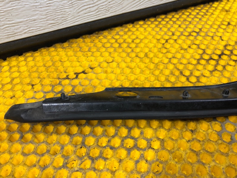 Уплотнитель капота Subaru Levorg