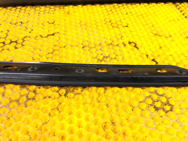 Уплотнитель капота Subaru Levorg