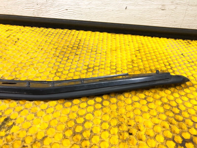 Уплотнитель капота Subaru Levorg