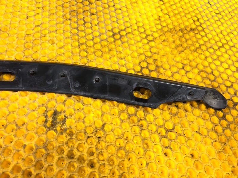 Уплотнитель капота Subaru Levorg