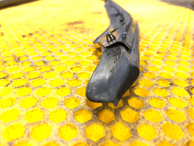 Уплотнитель капота Subaru Levorg