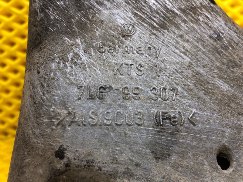 Кронштейн двигателя левый Volkswagen Touareg 2003 7L6