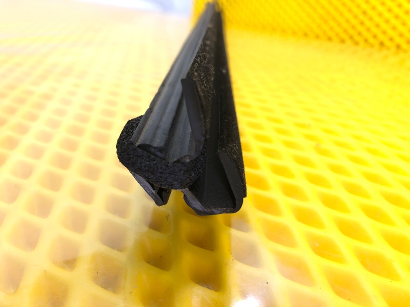 Уплотнитель стекла двери Omoda C5 2023