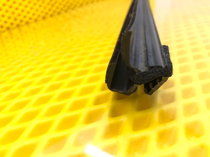 Уплотнитель стекла двери Omoda C5 2023