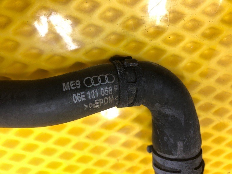 Шланг системы охлаждения (трубка) Audi Q7 2014 4LB