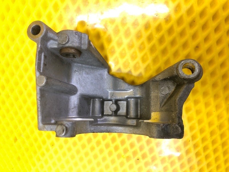 Кронштейн ГУР Audi Q7 2014 4LB