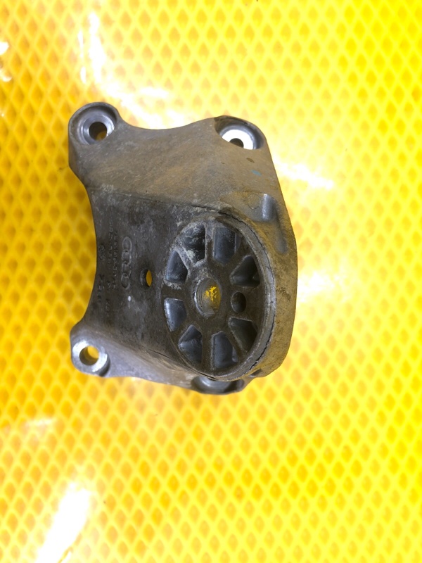 Кронштейн двигателя левый Audi Q7 2014 4LB