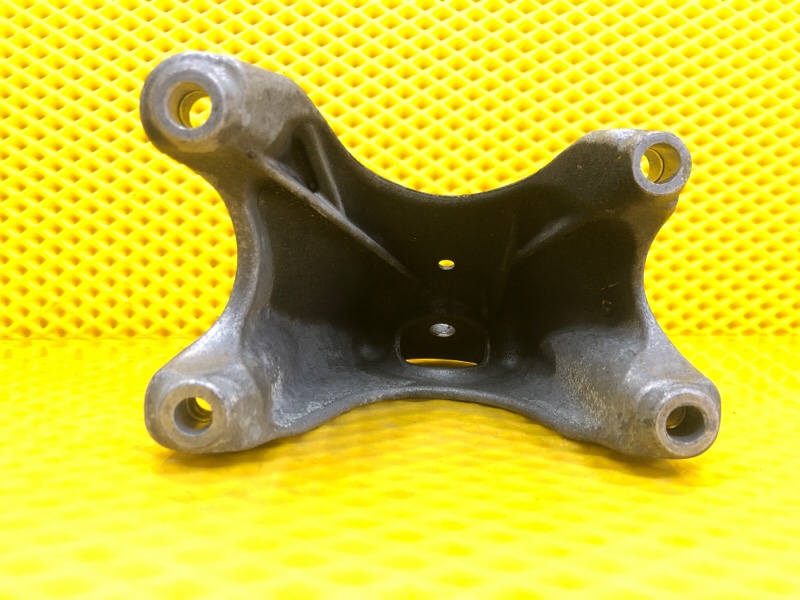 Кронштейн двигателя левый Audi Q7 2014 4LB