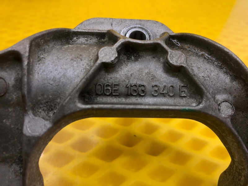 Кронштейн впускного коллектора Audi Q7 2014 4LB