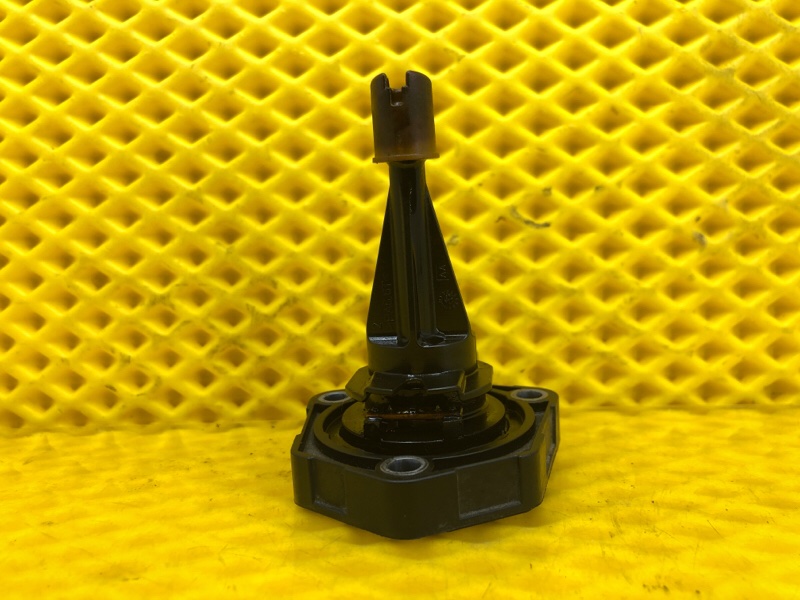 Датчик уровня масла Audi Q7 2014 4LB