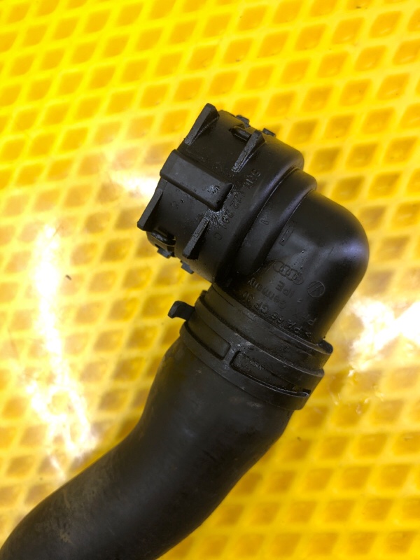 Патрубок системы охлаждения Volkswagen Tiguan 2013 5N1