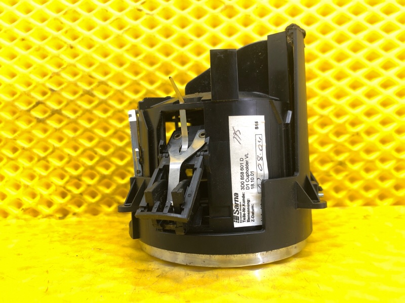 Подстаканник Volkswagen Phaeton 2004 3D2