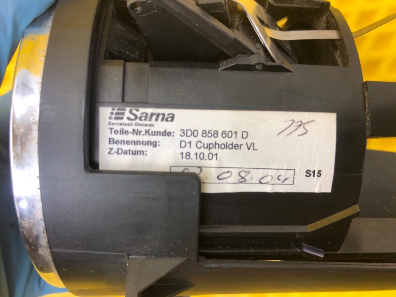 Подстаканник Volkswagen Phaeton 2004 3D2