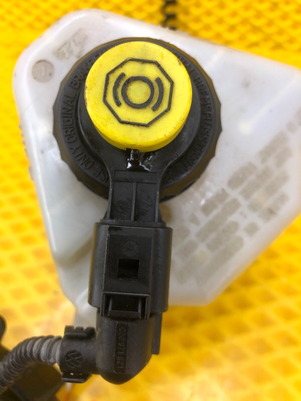 Бачок главного тормозного цилиндра Audi Q7 2014 4LB