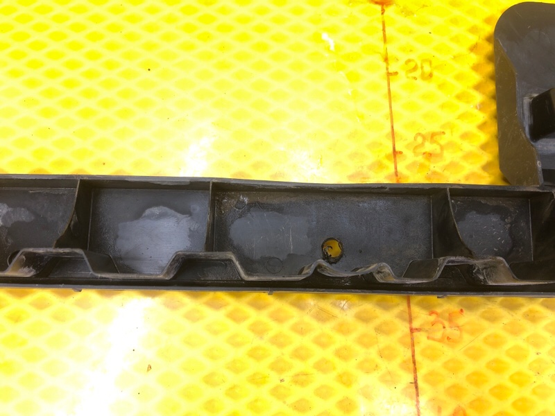 Кронштейн заднего бампера Ford Focus 2006 CB4