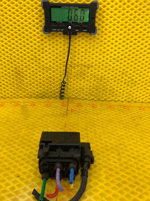 Блок клапанов пневмоподвески Audi Q7 2014 4LB