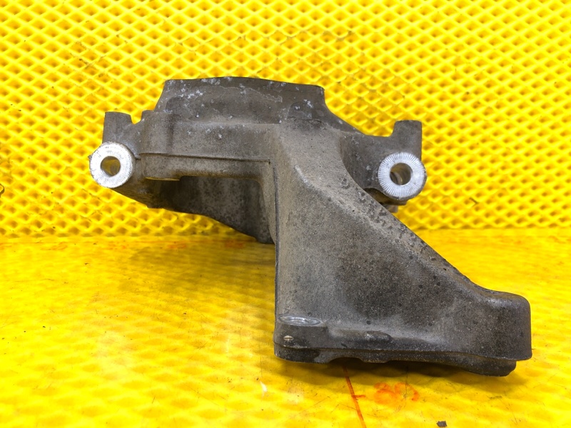 Кулак поворотный Volkswagen Tiguan 2013 5N1