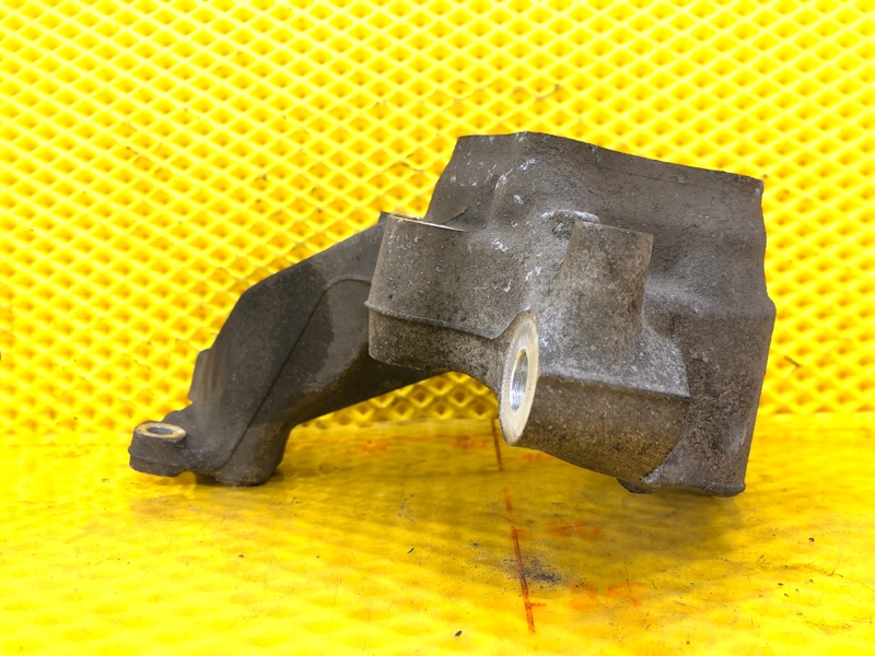 Кулак поворотный Volkswagen Tiguan 2013 5N1