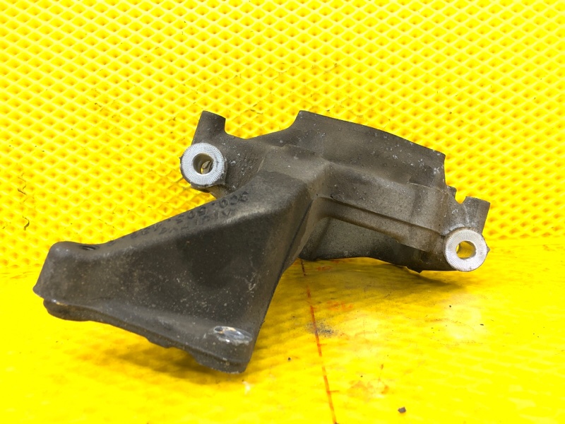 Кулак поворотный Volkswagen Tiguan 2013 5N1