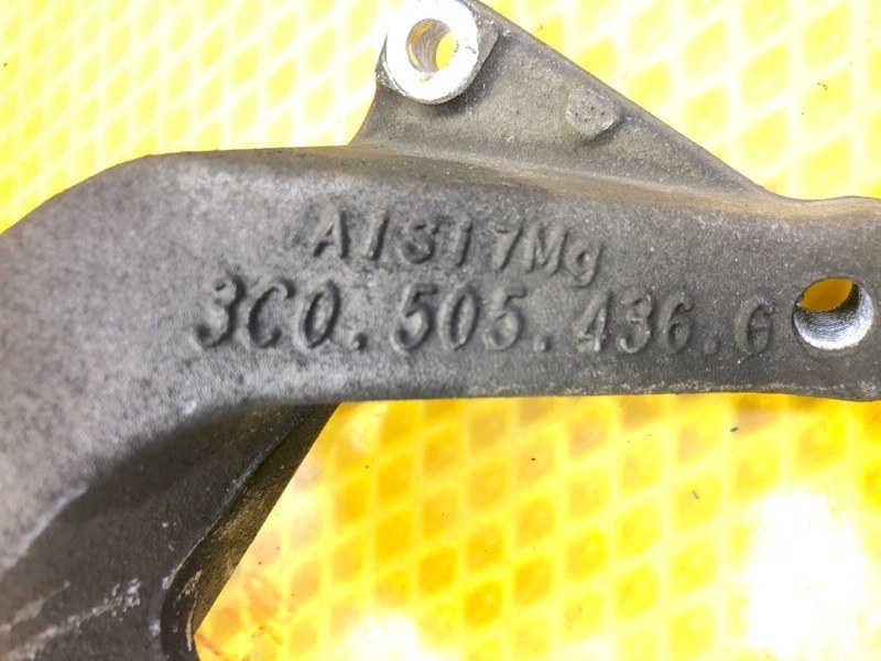 Кулак поворотный Volkswagen Tiguan 2013 5N1