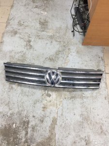 VW Touareg 2014-решетка радиатора б/у