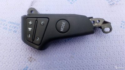 Рулевые кнопки управления музыкой Toyota Avensis