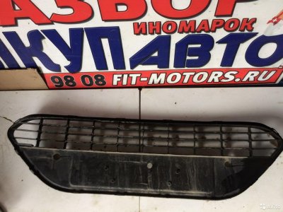 Решетка в бампер центральная Ford Focus II