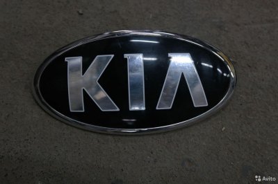 Kia Rio седан Знак заводской багажника