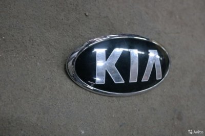 Kia Rio седан Знак заводской багажника