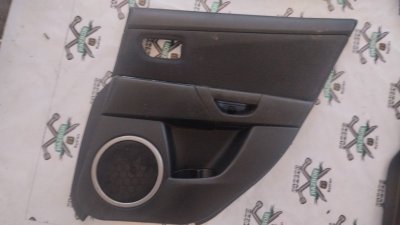 Обшивка боковой двери Mazda 3 2006 BK