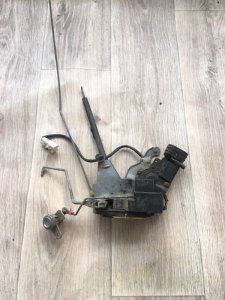 Замок боковой двери Toyota mark 2 GX100