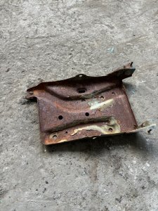 Подставка под аккумулятор Nissan Primera P10