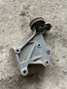 Кронштейн обводного ролика Nissan Serena C23