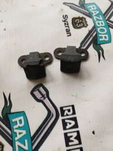 Отбойник крышки багажника Nissan Serena C23