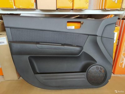 Обшивка передней двери Hyundai Getz 2005-2010