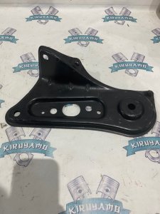 Крепление подрамника Toyota camry 2011 AVV50