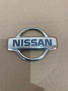Эмблема Nissan Sunny 1999 GF-FB15