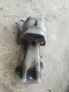 Подушка двигателя Volkswagen Passat 1988 B2