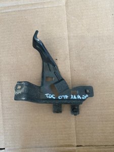 Кронштейн замка капота Toyota Harrier 2006 2