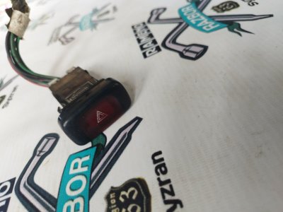 Кнопка аварийной сигнализации Nissan Primera P10
