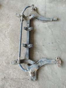Балка подвески Nissan Serena C23