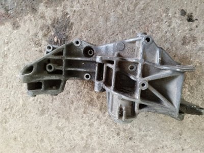 Кронштейн компрессора кондиционера Volkswagen Passat 1998 B5