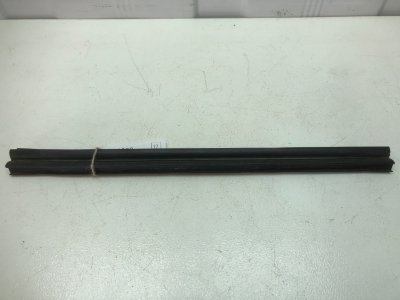 Уплотнитель стекла двери Volkswagen Golf 3