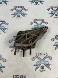 Кронштейн двигателя Peugeot 406