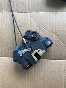 Замок боковой двери Toyota Avensis T25
