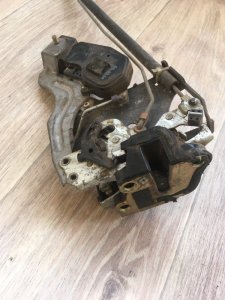 Замок боковой двери Toyota mark 2 GX100